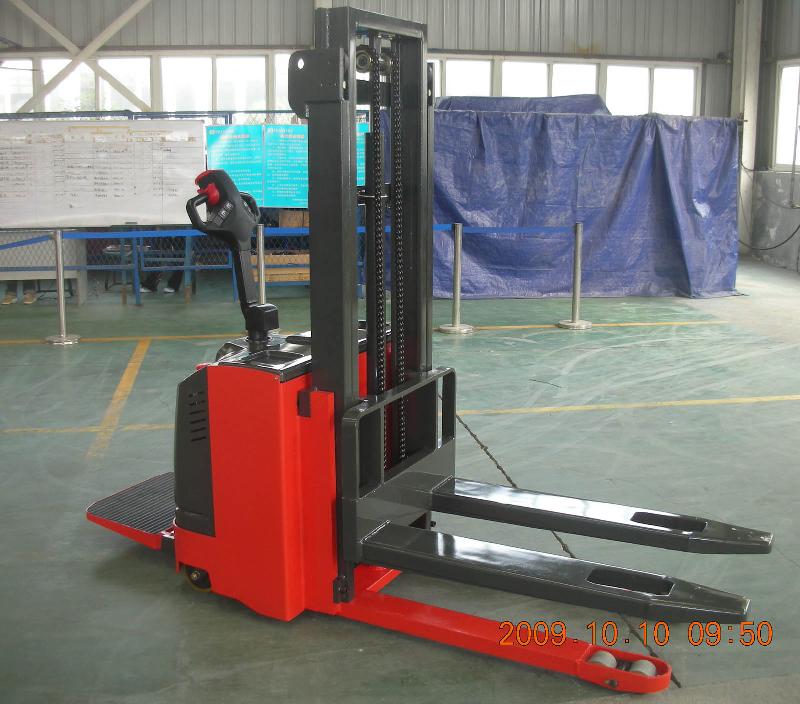 搬易通托盤(pán)堆垛車電動(dòng)堆高機(jī)圖片