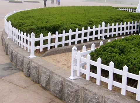 供應(yīng)塑鋼小區(qū)圍網(wǎng)別墅草坪護(hù)欄網(wǎng)