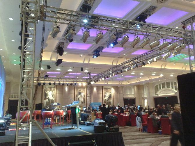 供應(yīng)深圳搖頭燈追光燈舞臺音響出租