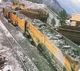 轉(zhuǎn)載設(shè)備梭式礦車圖片