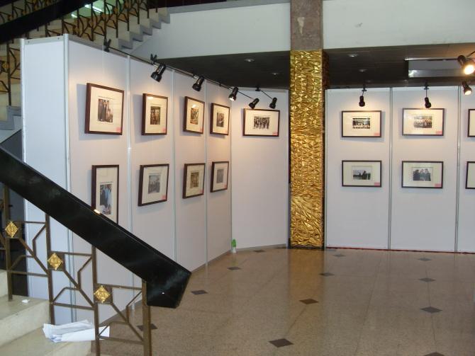 供应室内挂画展板 贴画贴写真展板 可循环适用展览板图片