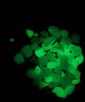 供應(yīng)水磨石銅條夜光石子黑色水磨石子