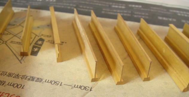 供應(yīng)水磨石銅條夜光石子黑色水磨石子