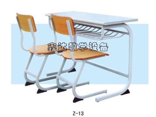 大限度的节省空间中小学生双人课桌图片