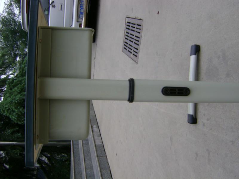 供應(yīng)中學(xué)生課桌椅