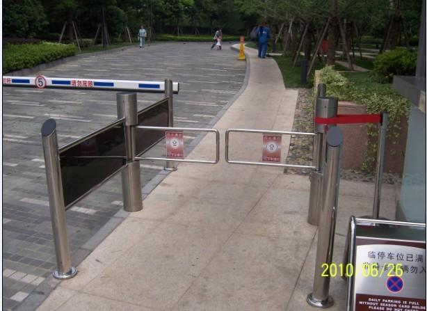 小區(qū)RFID快速通道擺閘圖片