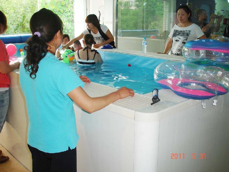 棗莊大型幼兒園水育游泳訓(xùn)練池圖片