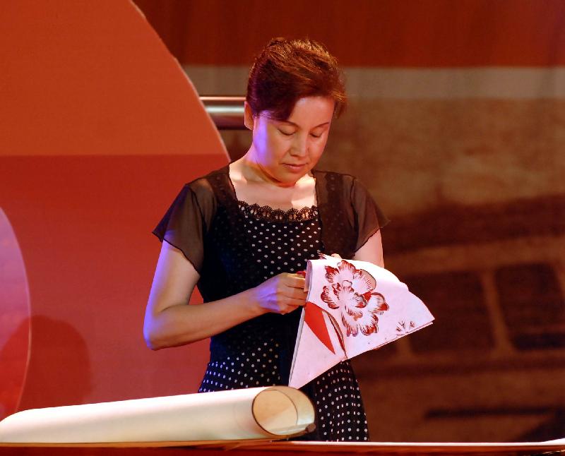 開業(yè)慶典、*開盤、學(xué)校講座、大型活動現(xiàn)場剪紙表演/為大學(xué)生講座剪紙