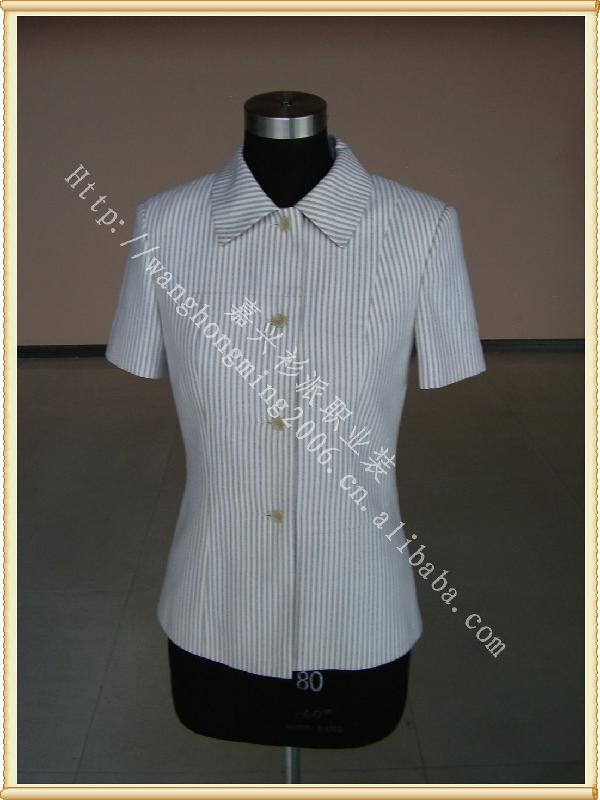 供應(yīng)男女制服西裝定做多少錢幾折