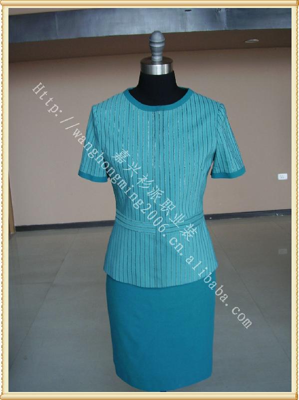 供應(yīng)男女制服西裝定做多少錢幾折