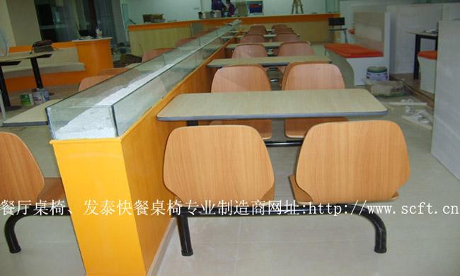 供應(yīng)麥肯鄉(xiāng)四人連體快餐桌椅靠墻式
