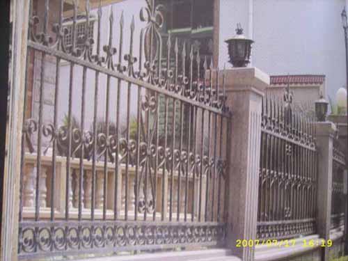 供應(yīng)鐵藝圍欄