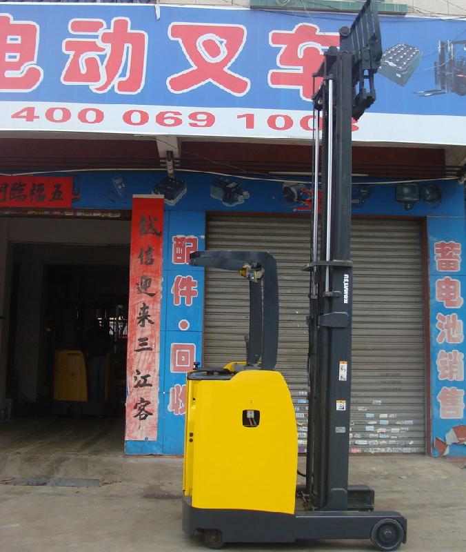 供應(yīng)小松前移式叉車