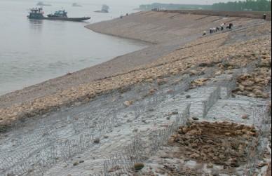 供应抗洪固堤宾格网 河道加固雷诺护垫 巩固河床石笼网 水利格宾挡墙图片