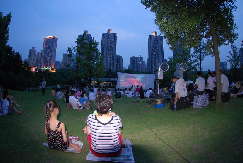 供應(yīng)武漢露天電影院播放露天電影武漢電影放映機(jī)