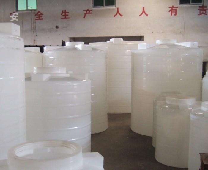 供應深圳生產大塑料桶大塑料水塔廠家 大PE桶供應商 大耐酸桶批發(fā)商