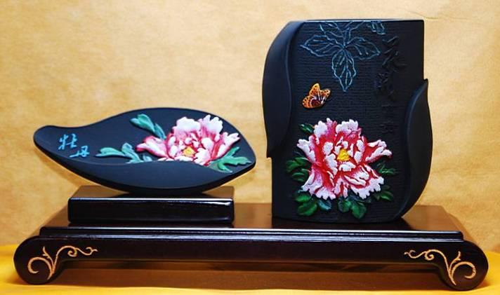 供應(yīng)炭雕看盤擺件新品環(huán)保結(jié)婚禮物西安炭雕看盤 炭雕筆筒