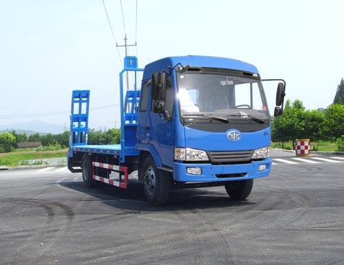 解放單橋平板運輸車輕松運輸挖掘機(jī)圖片