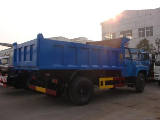 城市街道垃圾處理的理想垃圾車圖片