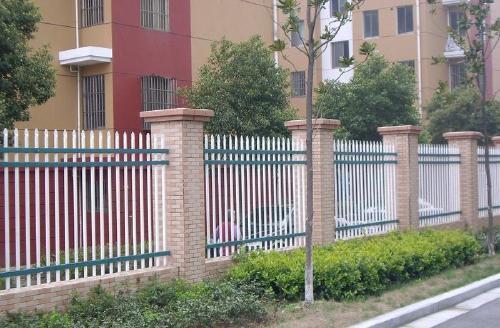 供應(yīng)圍墻柵欄/護欄優(yōu)質(zhì)供應(yīng)商 圍墻柵欄安裝/護欄質(zhì)量可靠