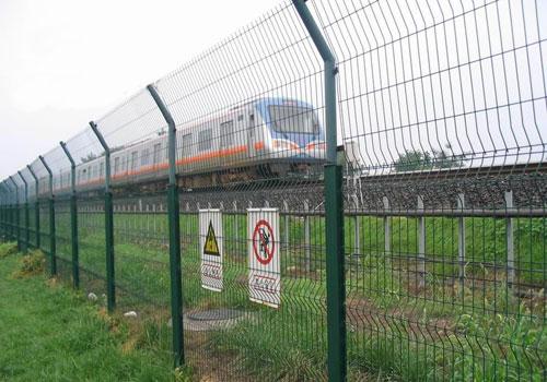 云南華盛護欄網(wǎng)廠家現(xiàn)貨供應(yīng)云南護欄網(wǎng)-云南公路護欄網(wǎng)-云南鐵路隔離網(wǎng)