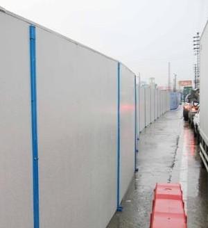 供應(yīng)彩鋼夾芯板圍墻筑工地彩鋼圍墻護(hù)欄/青海彩鋼護(hù)欄