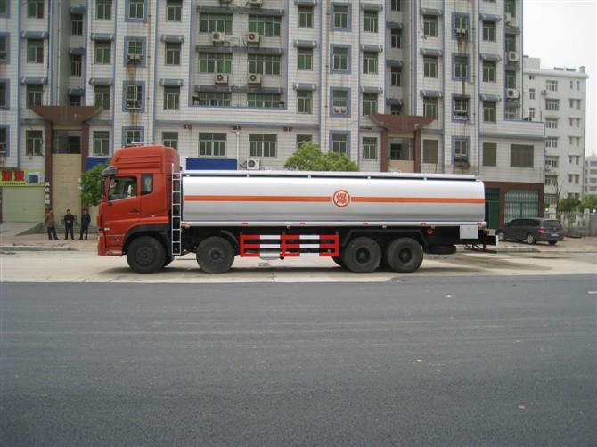 供應(yīng)東風(fēng)*前四后八油罐車，油罐車價格，油罐車電話