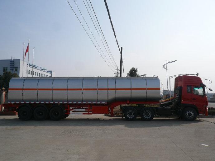 公路瀝青運(yùn)輸車圖片