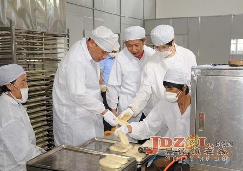 供應(yīng)廣寧生產(chǎn)廠家月餅機(jī)設(shè)備中秋月餅生產(chǎn)線月餅生產(chǎn)一條龍?jiān)嘛灆C(jī)