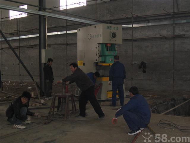 供應(yīng)設(shè)備吊裝搬運(yùn)就位北京起重搬運(yùn)北京聯(lián)合偉業(yè)起重搬運(yùn)公司