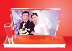 供應(yīng)婚照相框｜有機(jī)玻璃相框｜臺式相框｜數(shù)碼相框｜昆明有機(jī)玻璃相框