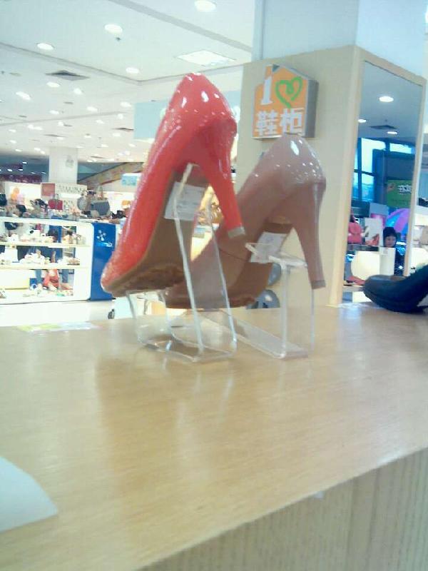 亞克力商場(chǎng)專(zhuān)用鞋架圖片