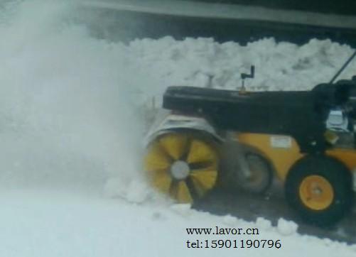 供應(yīng)冬季除雪小型掃雪機(jī)銷售供應(yīng)商，冬季城市路面清雪機(jī)械成了主角