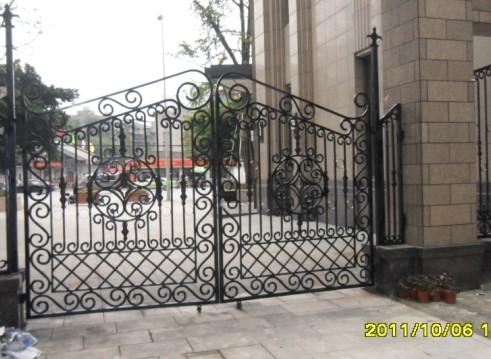 不銹鋼伸縮門供應(yīng)成都不銹鋼制品質(zhì)圖片