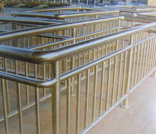 供應(yīng)成都不銹鋼防護(hù)欄定制加工廠家