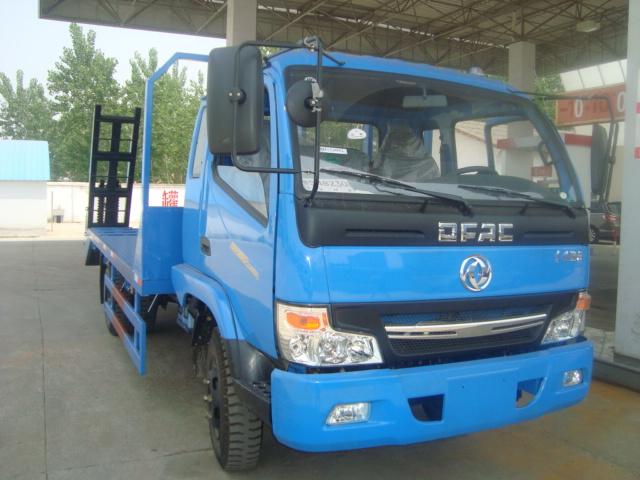 如何選購?fù)跈C(jī)運(yùn)輸車圖片