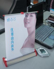 深圳桌面電動(dòng)易拉寶價(jià)格制作豪華鋁合金易拉寶拉網(wǎng)展架安裝制作