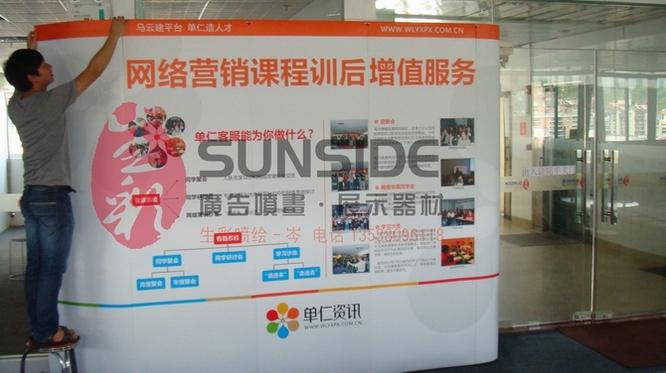 深圳大型廣告印刷噴繪制作十字形掛畫架海報(bào)架供應(yīng)了解拉網(wǎng)展架價(jià)格