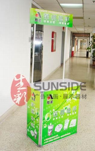 深圳供應(yīng)弧形吸塑促銷臺(tái)鋁合金促銷臺(tái)制作價(jià)格安裝拉網(wǎng)展架價(jià)格弧形外