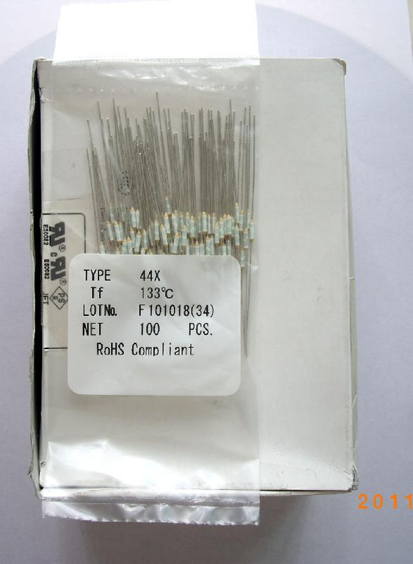 供應(yīng)日本UMI內(nèi)橋溫度保險(xiǎn)絲44X 0.5A 250V 133度