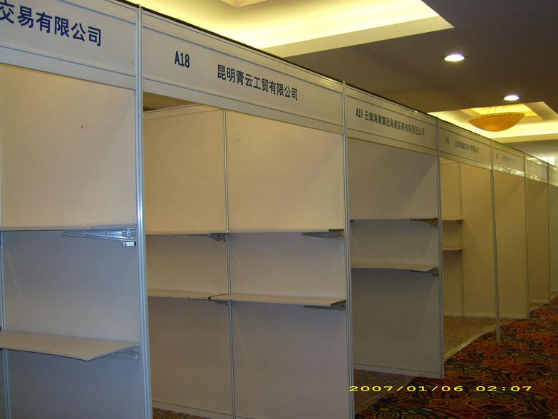供應(yīng)用于八棱柱標(biāo)攤租|八棱柱展位租|珠寶展柜租賃的北京八棱柱標(biāo)攤租賃玻璃展柜租賃