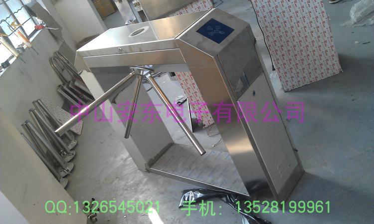 橋式斜角三輥閘三滾閘小區(qū)三棍閘工廠進出口三棍閘廠家直銷