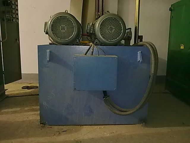 2T中頻熔煉爐液壓站圖片