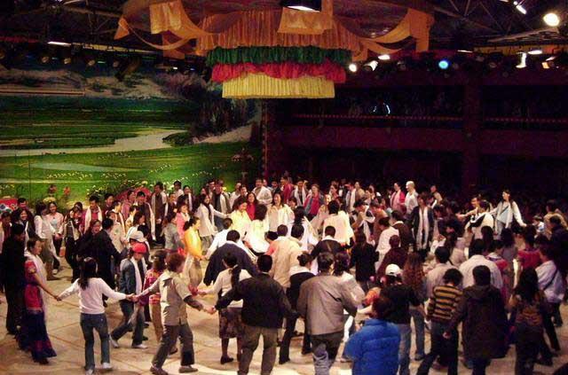 供應(yīng)九寨旅游租車介紹藏家體驗(yàn)民族風(fēng)情