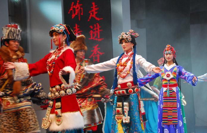 供應(yīng)九寨旅游租車介紹藏家體驗(yàn)民族風(fēng)情