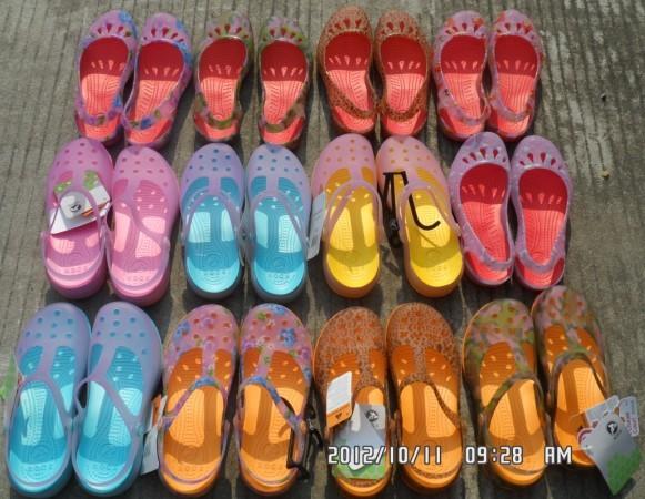 供應北京*的變色洞洞鞋七彩涼鞋