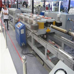 木塑建筑模板設(shè)備圖片