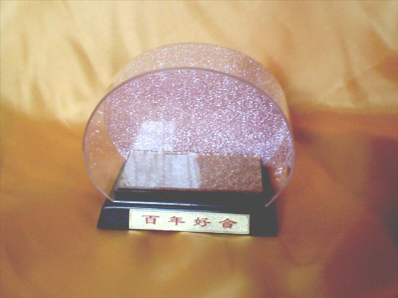 供應(yīng)橢圓形亞克力罩配木底座