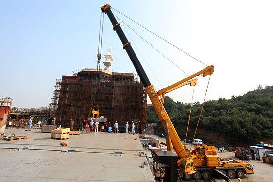 徐州和潤雙臂起重機(jī)圖片