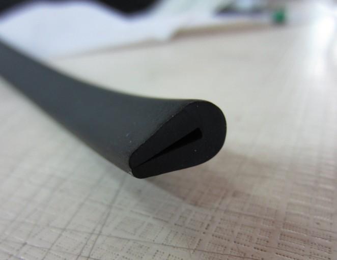 供應(yīng)EPDM三元乙丙發(fā)泡條海綿條耐磨EPDM三元乙丙發(fā)泡條海綿條